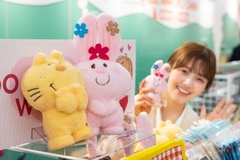 「うさぎ」「ミータン」のぬいぐるみも。陳列棚の裏面には、人気の既存商品が並んでいた