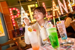 「UkiUkiミックスジュース」はバナナやパイナップルを使ったフルーツソースがIN！「意外とさっぱりとしていてゴクゴク飲めちゃいます」(渡部さん)