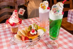 「亜土ちゃんパーラーのチェリーサンデー」(1430円)や「亜土ちゃんパーラーのプリンアラモード」(1380円)といったメニューが用意されている