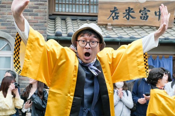 昭和なリアクションで笑わせてくれる、紙芝居屋のおっちゃん