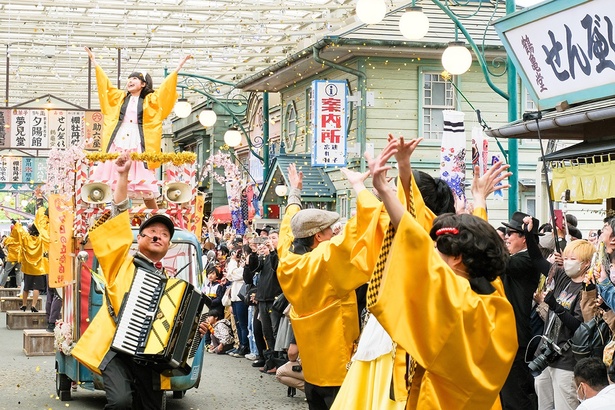 商店街バンドの演奏が、さらに「ブギウギ祭」を盛り上げる!