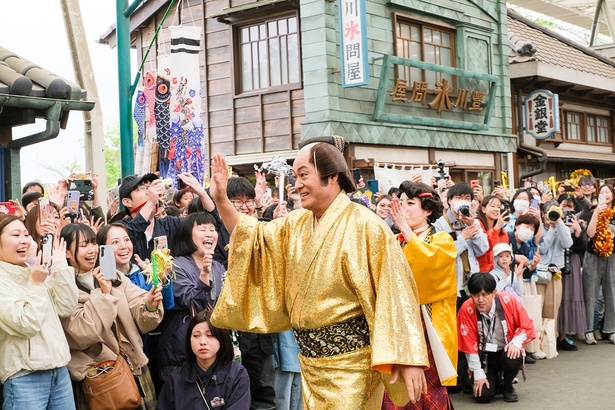 途中、笑顔で観客に手を振るシーンも!