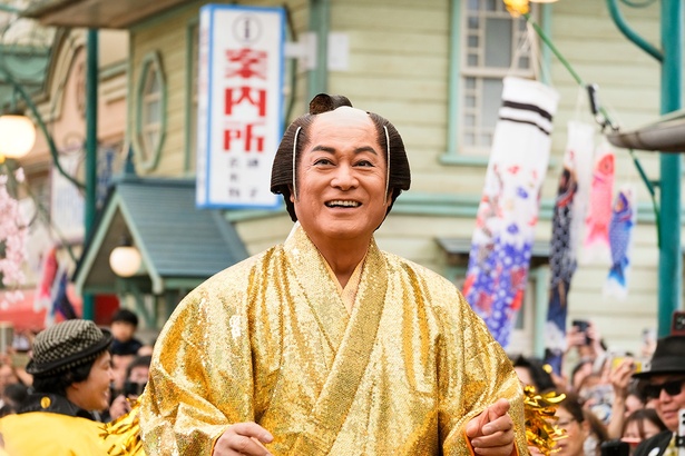 大勢のお客さんが集まり、松平健さんの顔も自然と笑顔に