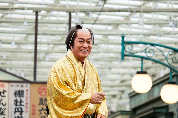【写真】大勢の観客に囲まれたなか、お立ち台の上で華麗なステップを披露した松平健さん