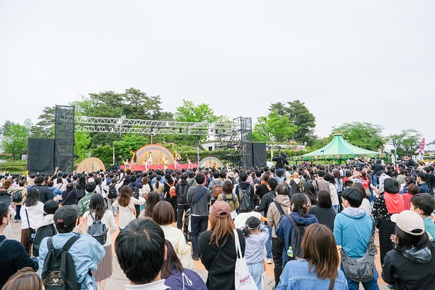 会場となったレオランドの広場は、マツケンサンバを楽しむ観客でびっしり。ステージに向かって大きな歓声が響いた