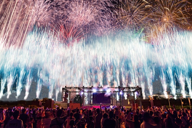 1日楽しんだあとは、昭和のヒット曲と一緒に夜空に輝く花火を思い出に残そう(開催日:5月3日(祝)、4日(祝)、5日(祝))