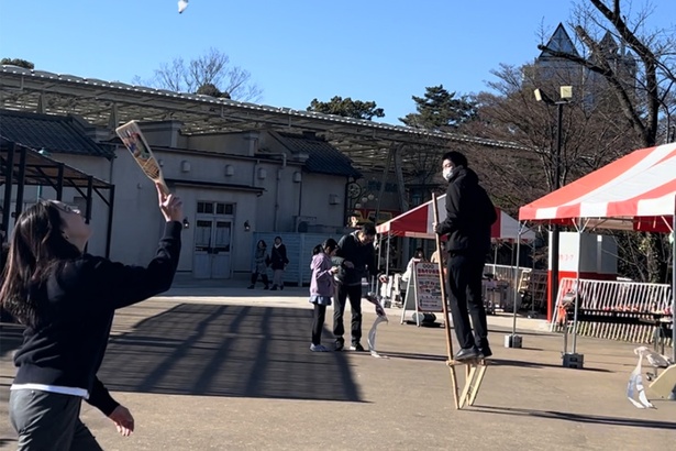竹馬や羽子板など昭和レトロな遊びを楽しむことができる
