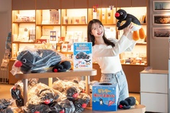 「タワーショップ」では、イベント限定グッズの「クリアファイル」(385円)や、「ピングーぬいぐるみくじ」(1回1500円)をチェック！