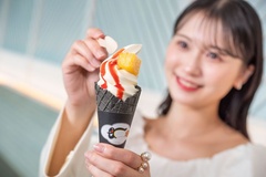 「スカイカフェ」では、ピングーをイメージしたコラボスイーツ「ピングーのまったりソフトクリーム」(750円)を堪能！ストロベリー×マンゴーのソースは「初めての味だけど大好きな組み合わせ！」と桜庭さん