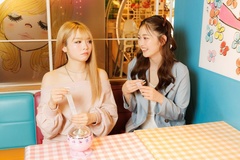 おみくじの結果を見て「わたしは中吉。勝った！」と、勝ち負けにこだわるゆうちゃみさん。小吉のゆいちゃみさんは不満顔…