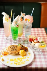 「昭和レトロな喫茶店風のプリンアラモードやナポリタン、メロンソーダはエモいし、今は逆にオシャレに感じる！」(ゆうちゃみさん)。「インスタ映えも叶って味もおいしいって、ダブルでいいですね」(ゆいちゃみさん)