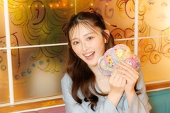 「亜土ちゃんパーラー」の会計時にキデイランドでのレシートを提示した人には、直径9センチの特大キラキラステッカー(非売品)もプレゼントされる(なくなり次第終了。柄の選択は不可)