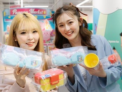ふたり同時に手に取った「グッドナイト ヘアバンド」。「ヘアバンドはめっちゃ使う！」