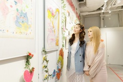 キデイランド新宿店1階イベントスペース「K-SPOT」のミニギャラリーで展示されていたアートも見学！「亜土ちゃんのアートはふんわり系なところが好き」(ゆうちゃみさん)