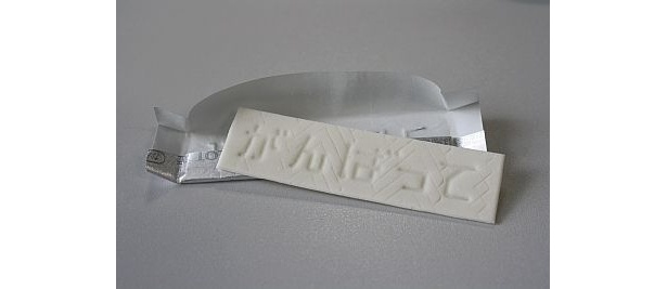 ガムレターでメッセージを入れると、包み紙だけでなくガム自体にもメッセージが入る。仕事の合間にもらったら、ちょっとした癒しになりそう
