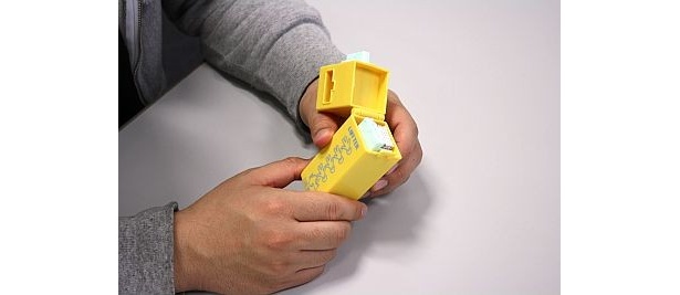 ガムレターは、専用のメッセージプレートとガムが収納できる。使い方はカンタン！（次へ…)