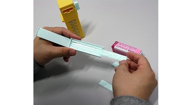 1.入れたいメッセージのプレートを選んでトレーに装着