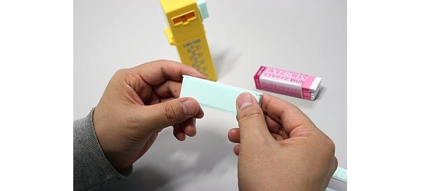 2.メッセージプレートの上に、銀色の包み紙のままガムを置いてトレーではさむ