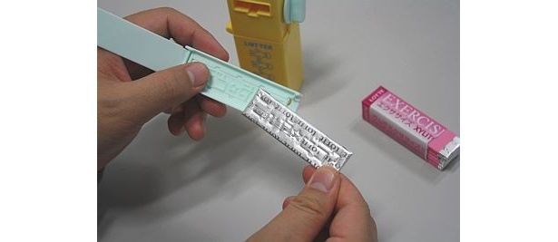 5.トレーがプレスされて、ガムにメッセージが刻印されるというワケ