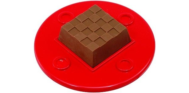 DECOチョコメーカーは、中にチロルチョコを置き、フタをしてヒーターで温めるとチョコの表面だけが柔らかくなる
