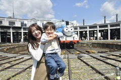 「トーマスだ～！」と大はしゃぎのりくくんを見て笑顔の秀実ママ