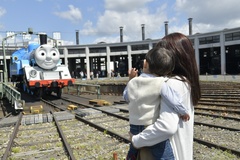 「こんにちは～」と、トーマスに手を振るりくくん