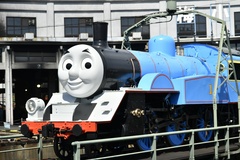 会場のみんなにクイズを出すトーマス