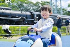 新幹線も大好きだというりくくん。500系の遊具に乗ってうきうき
