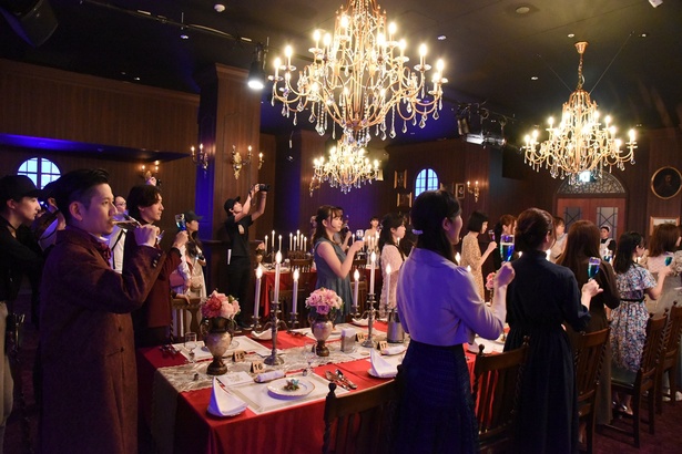 煌めくシャンデリアと燭台が照らす優雅な晩餐会