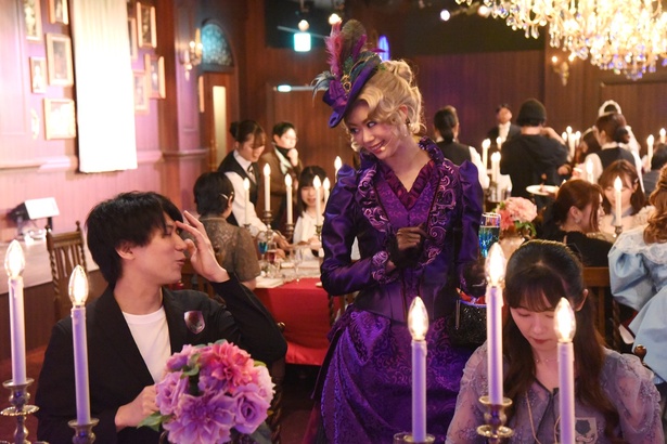 食事中も登場人物たちが話しかけてくるなど、演出も多彩