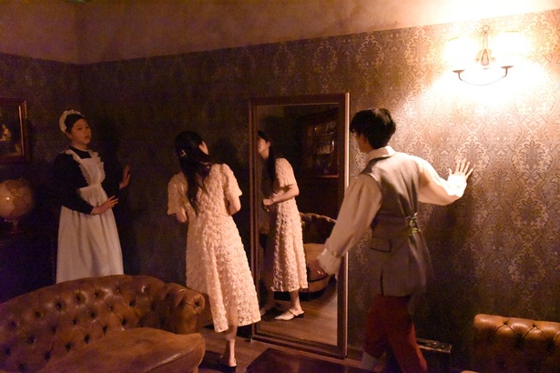 壁の奥から声が聞こえる怪しい部屋を探索