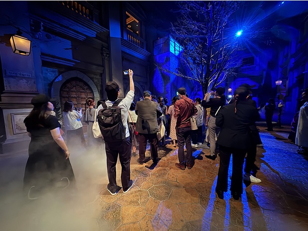 ゲストもキャストもみな、ここではジルベール邸の晩餐会に招かれた客として行動する