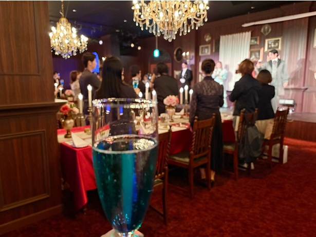 飲み物を持ってみんなで乾杯！