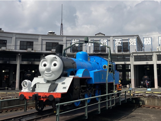 京都鉄道博物館の扇形車庫に登場したトーマス(2021年当時)