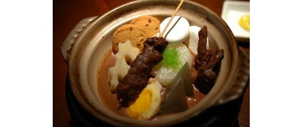 【写真】スポンジケーキを串刺しにしてチョココーティングした「リアル牛すじ」など、本物そっくりの具材が楽しい！