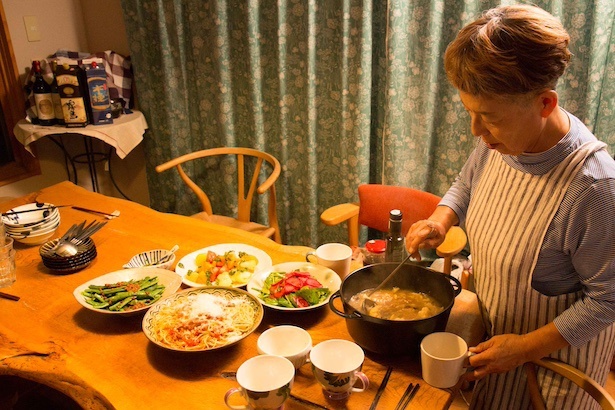 庭で育てた野菜を使ったサラダなど、野菜多めを心がけています (C)Kuro/KADOKAWA