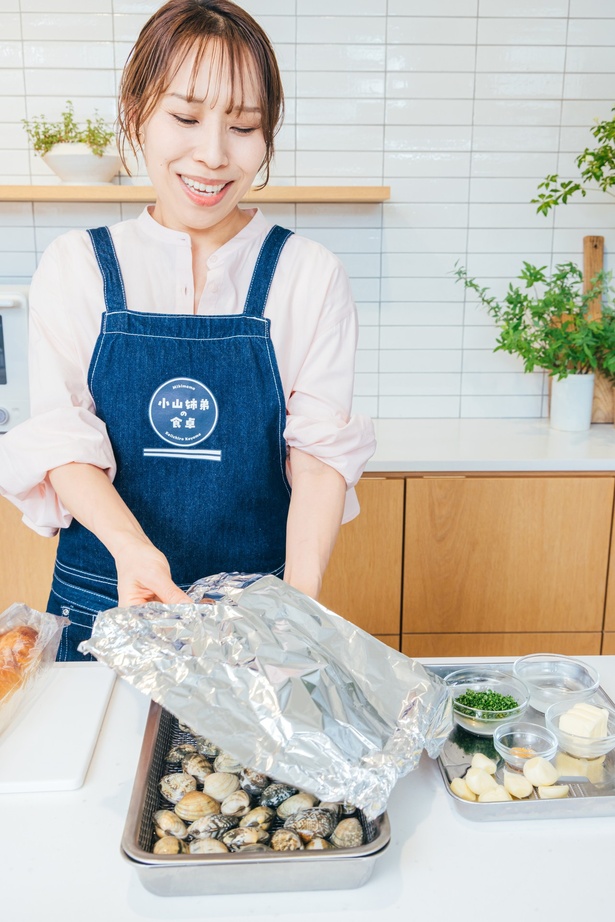 あらかじめ砂抜き済みのあさりを使ってもOK 調理／みきママ　撮影／福井麻衣子　スタイリング（衣装）／三島和也（Tatanca）　スタイリング（フード）／カナヤマヒロミ　ヘア&メイク／佐藤真希　取材・文／岸野愛