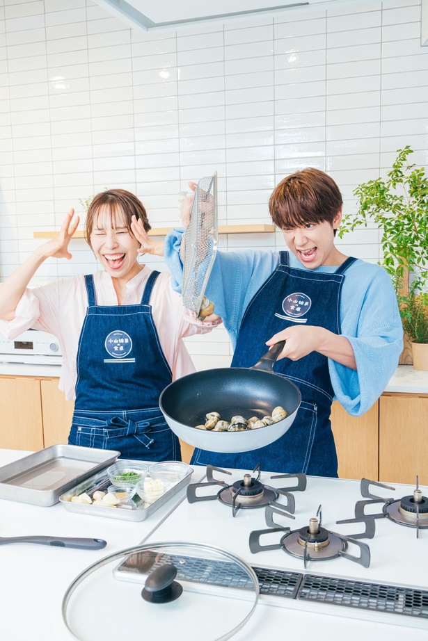 あさりを入れるだけで大盛り上がり（笑） 調理／みきママ　撮影／福井麻衣子　スタイリング（衣装）／三島和也（Tatanca）　スタイリング（フード）／カナヤマヒロミ　ヘア&メイク／佐藤真希　取材・文／岸野愛