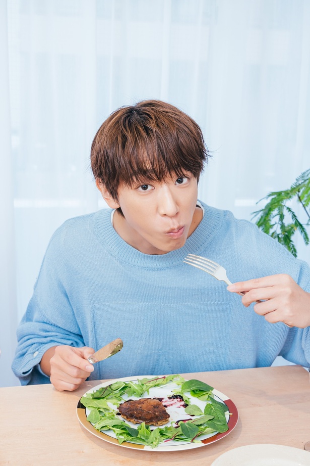 ややレバーが苦手な小山さんも… 調理／みきママ　撮影／福井麻衣子　スタイリング（衣装）／三島和也（Tatanca）　スタイリング（フード）／カナヤマヒロミ　ヘア&メイク／佐藤真希　取材・文／岸野愛