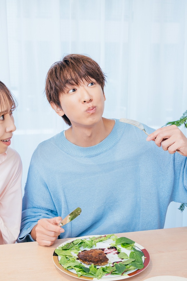 小山さん「フォアグラだー！」 調理／みきママ　撮影／福井麻衣子　スタイリング（衣装）／三島和也（Tatanca）　スタイリング（フード）／カナヤマヒロミ　ヘア&メイク／佐藤真希　取材・文／岸野愛