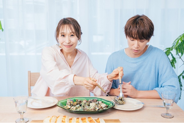 みきさん「あさり乗せてあげる♪」 調理／みきママ　撮影／福井麻衣子　スタイリング（衣装）／三島和也（Tatanca）　スタイリング（フード）／カナヤマヒロミ　ヘア&メイク／佐藤真希　取材・文／岸野愛