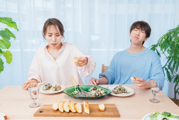 反応の違いに納得がいかないみきさん（笑） 調理／みきママ　撮影／福井麻衣子　スタイリング（衣装）／三島和也（Tatanca）　スタイリング（フード）／カナヤマヒロミ　ヘア&メイク／佐藤真希　取材・文／岸野愛