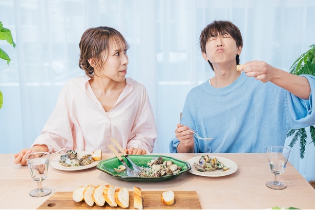みきさんをスルーし「うまい！」を連呼する小山さん 調理／みきママ　撮影／福井麻衣子　スタイリング（衣装）／三島和也（Tatanca）　スタイリング（フード）／カナヤマヒロミ　ヘア&メイク／佐藤真希　取材・文／岸野愛