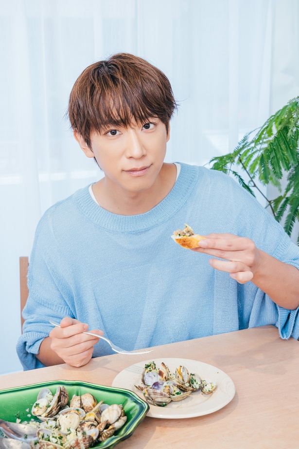 実はこっそりつまみ食いしていた小山さん 調理／みきママ　撮影／福井麻衣子　スタイリング（衣装）／三島和也（Tatanca）　スタイリング（フード）／カナヤマヒロミ　ヘア&メイク／佐藤真希　取材・文／岸野愛