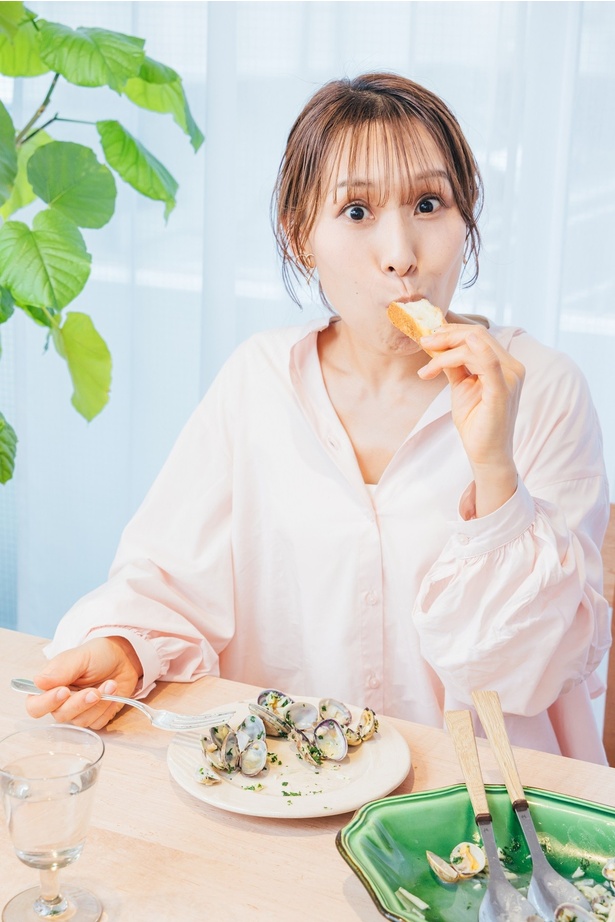 ソースはバゲットに浸して最後の一滴まで味わって♪ 調理／みきママ　撮影／福井麻衣子　スタイリング（衣装）／三島和也（Tatanca）　スタイリング（フード）／カナヤマヒロミ　ヘア&メイク／佐藤真希　取材・文／岸野愛