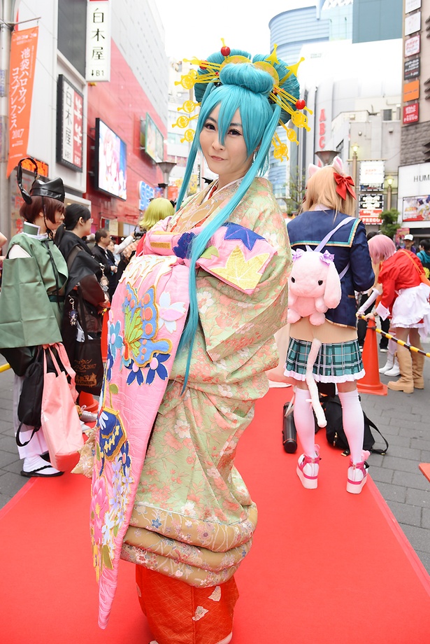 【写真を見る】ボーカロイドに扮したコスプレイヤーの写真を一挙に掲載！