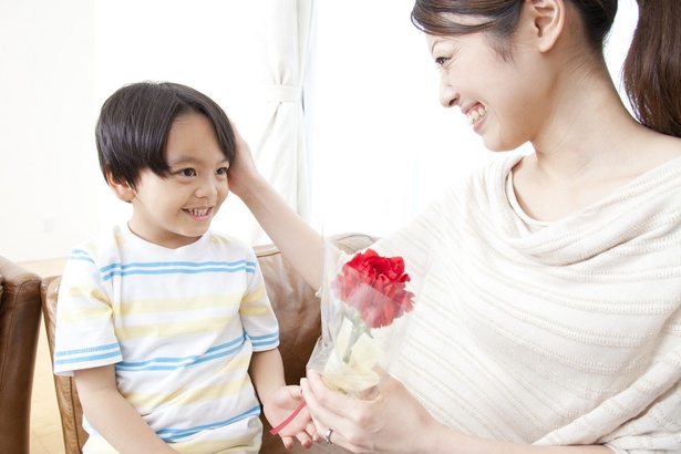 今年は『母の日』にプレゼントを贈る予定ですか？」に「贈る」と回答した人は全体の77.2％ ペイレスイメージズ1（モデル） / PIXTA(ピクスタ)