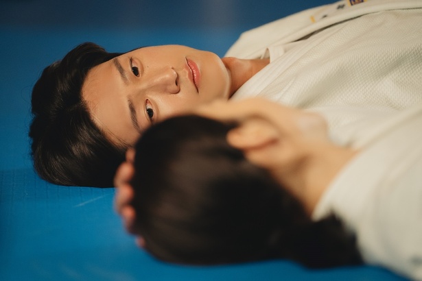 6話_ジヒョクの優しい瞳が印象的。どこかで見覚えが… Amazon Original 『私の夫と結婚して』Prime Videoで独占配信中(C) Studio Dragon by CJ ENM