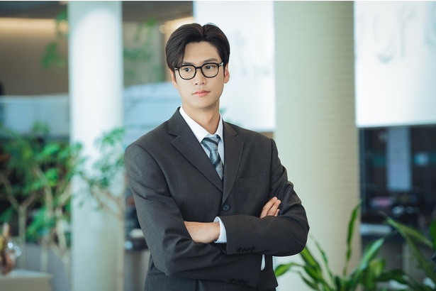 最初は黒縁太メガネにだぼっとしたスーツの「さえない」設定のジヒョク。いやすでに恰好いいのですが…そう思わせないナ・イヌの演技が凄い! Amazon Original 『私の夫と結婚して』Prime Videoで独占配信中(C) Studio Dragon by CJ ENM