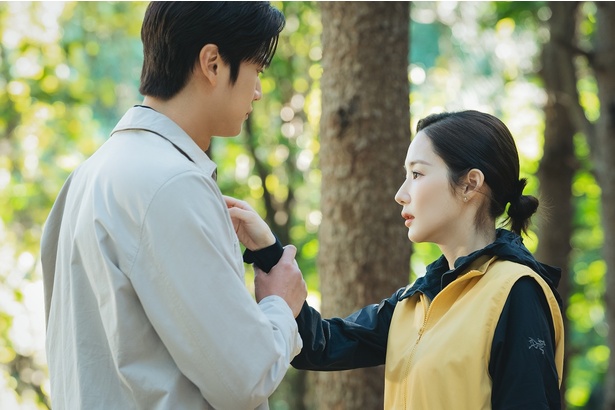 7話_胸元を見せたジヒョク。そこには… Amazon Original 『私の夫と結婚して』Prime Videoで独占配信中(C) Studio Dragon by CJ ENM